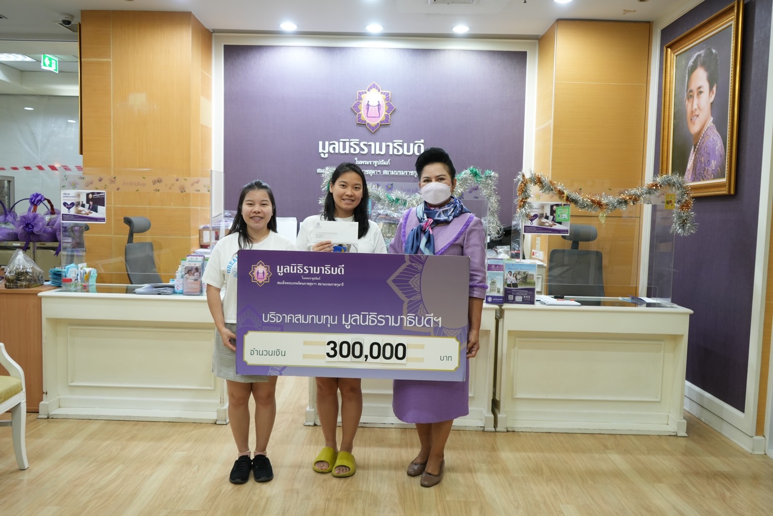 คุณวินัย-คุณพัชราภรณ์ เผ่าเสถียรพันธ์ บริจาคเงินแก่มูลนิธิรามาธิบดีฯ คุณวินัย-คุณพัชราภรณ์ เผ่าเสถียรพันธ์ บริจาคเงินแก่มูลนิธิรามาธิบดีฯ