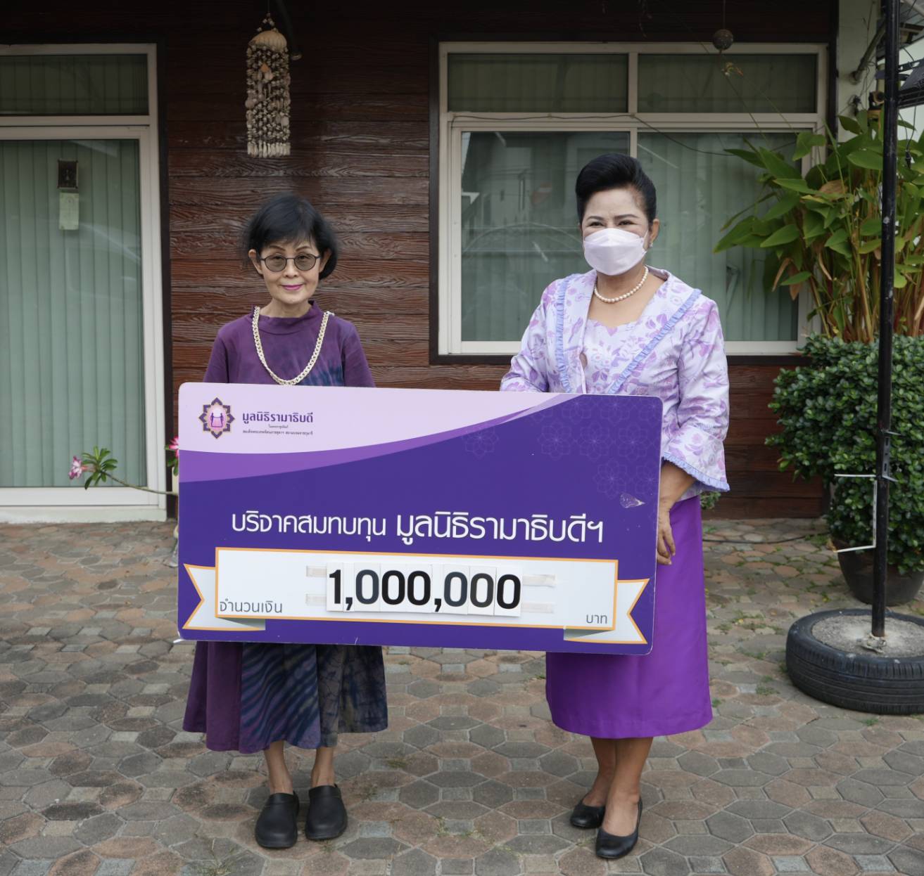 คุณมาลินี กังวารจิตต์ และครอบครัว บริจาคเงินแก่มูลนิธิรามาธิบดีฯ คุณมาลินี กังวารจิตต์ และครอบครัว บริจาคเงินแก่มูลนิธิรามาธิบดีฯ