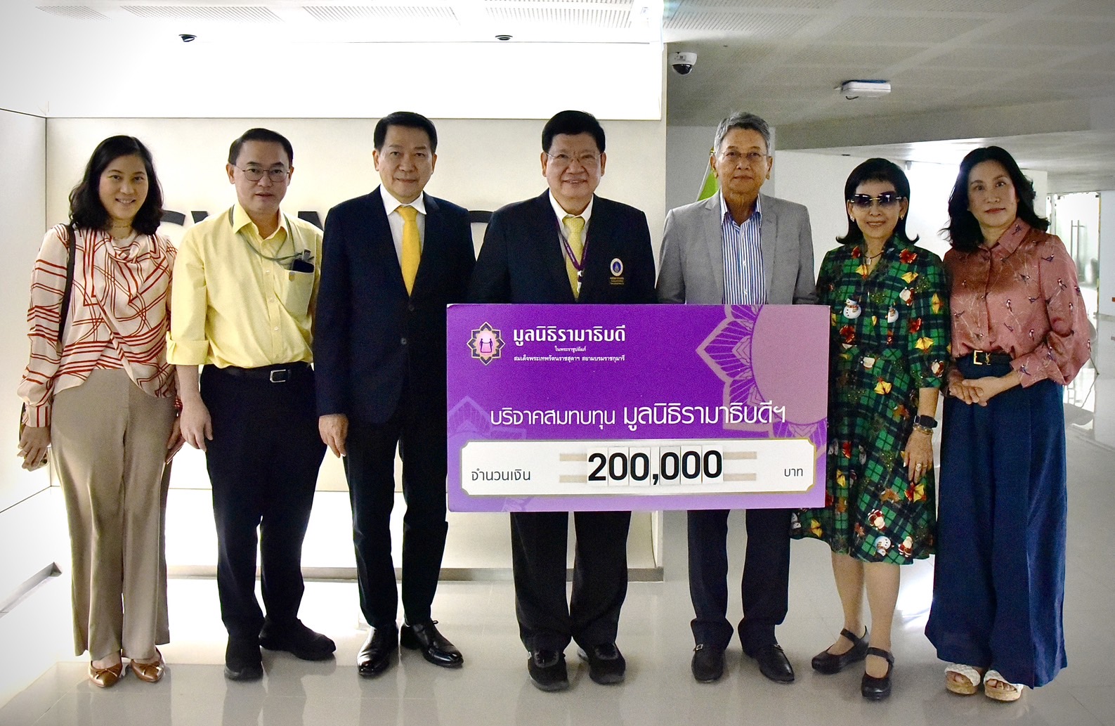 คุณอภิสมัย เอกอนันตกุล และคณะ บริจาคเงินแก่มูลนิธิรามาธิบดีฯ คุณอภิสมัย เอกอนันตกุล และคณะ บริจาคเงินแก่มูลนิธิรามาธิบดีฯ