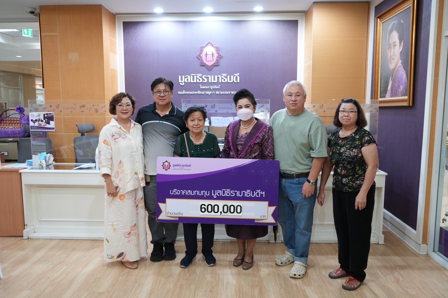 คุณเล็ก สัมพันธ์ชัยวสุ บริจาคเงินแก่มูลนิธิรามาธิบดีฯ คุณเล็ก สัมพันธ์ชัยวสุ บริจาคเงินแก่มูลนิธิรามาธิบดีฯ