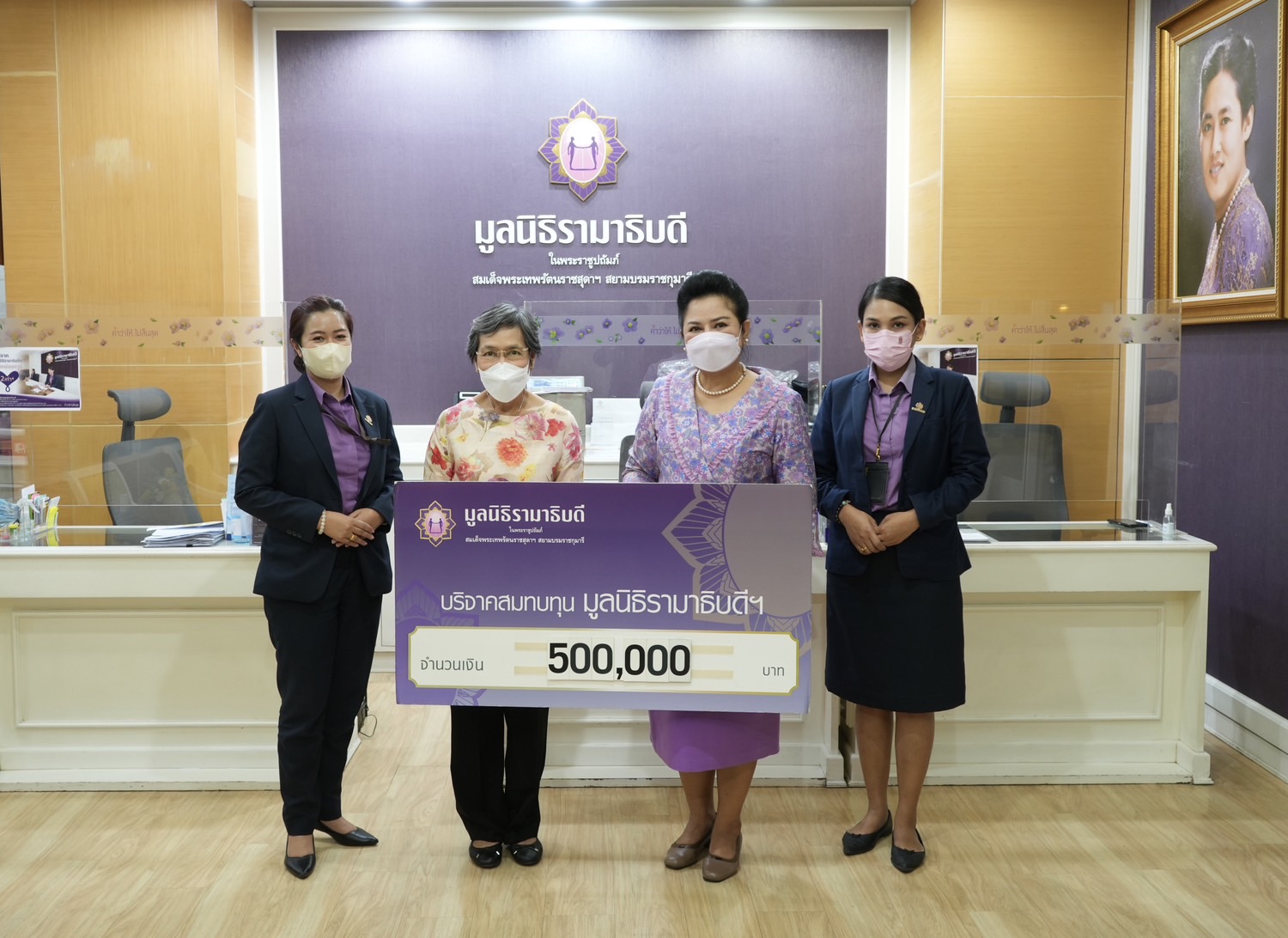 คุณเพ็ญพันธุ์ ยี่สุ่นหลวง และครอบครัว บริจาคเงินแก่มูลนิธิรามาธิบดีฯ คุณเพ็ญพันธุ์ ยี่สุ่นหลวง และครอบครัว บริจาคเงินแก่มูลนิธิรามาธิบดีฯ