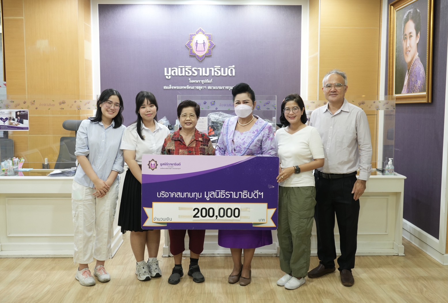 คุณกาญจนา เจียมวงษา และครอบครัว บริจาคเงินแก่มูลนิธิรามาธิบดีฯ