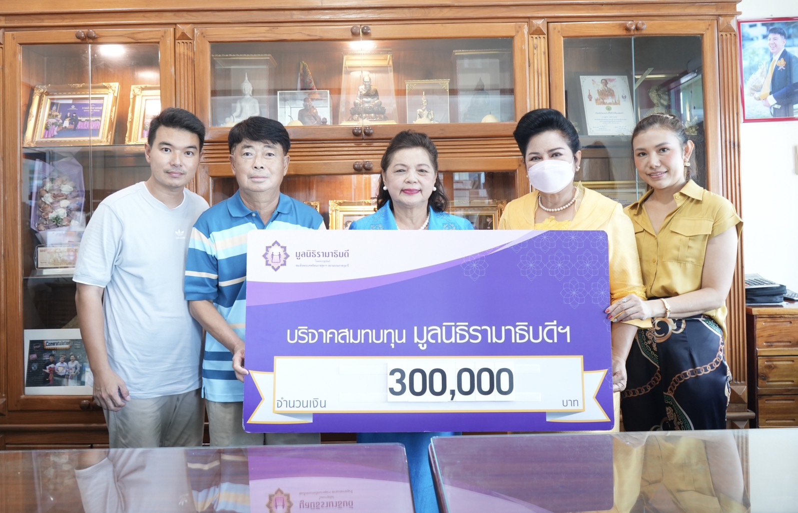 คุณสุเทพ เตชพาหพงษ์ และครอบครัว บริจาคเงินแก่มูลนิธิรามาธิบดีฯ คุณสุเทพ เตชพาหพงษ์ และครอบครัว บริจาคเงินแก่มูลนิธิรามาธิบดีฯ