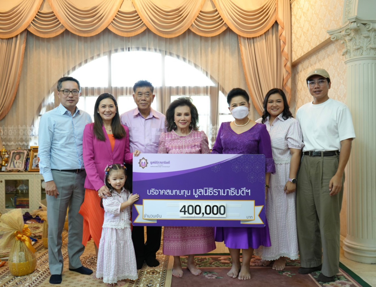 คุณอุไร คุณานันทกุล บริจาคเงินแก่มูลนิธิรามาธิบดีฯ