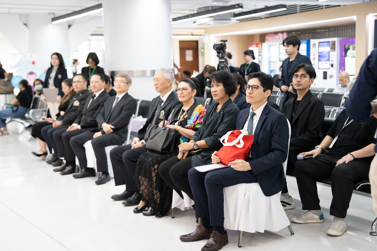 มูลนิธิรามาธิบดีฯ รับมอบประติมากรรม รูปปั้นกระทิง (Torito de Pucará)