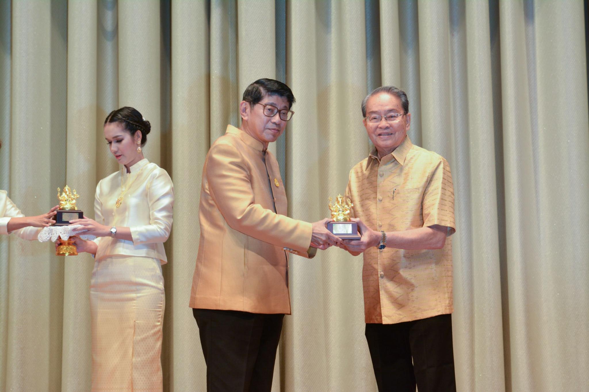 ศาสตราจารย์เกียรติคุณนายแพทย์วราวุธ สุมาวงศ์ รับรางวัลการใช้ภาษาไทยดีเด่น