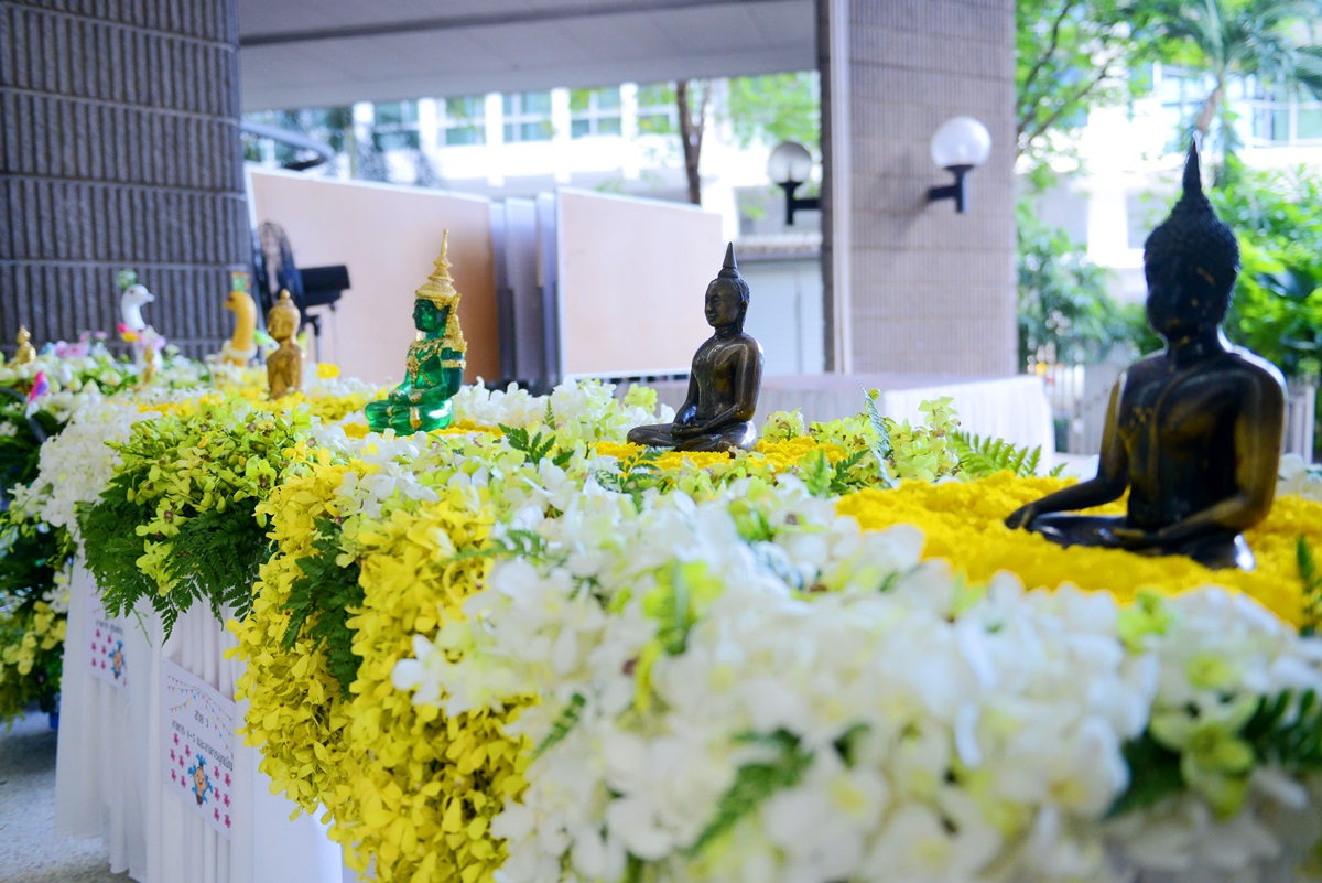 กิจกรรมเดินขบวนบุปผชาติสรงน้ำพระ เนื่องในวันสงกรานต์