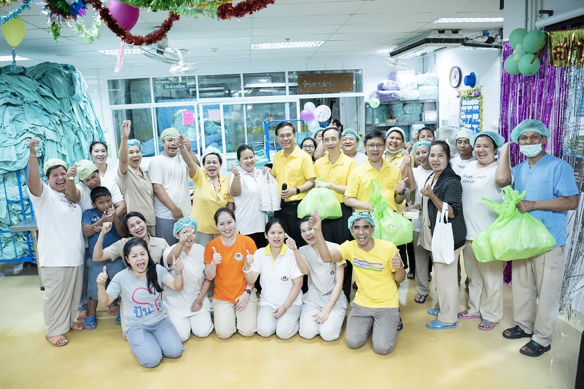 คณะผู้บริหาร ร่วมส่งมอบความสุขและมอบสิ่งของเพื่อเป็นกำลังใจให้แก่บุคลากรที่ปฏิบัติหน้าที่ในช่วงเทศกาลขึ้นปีใหม่