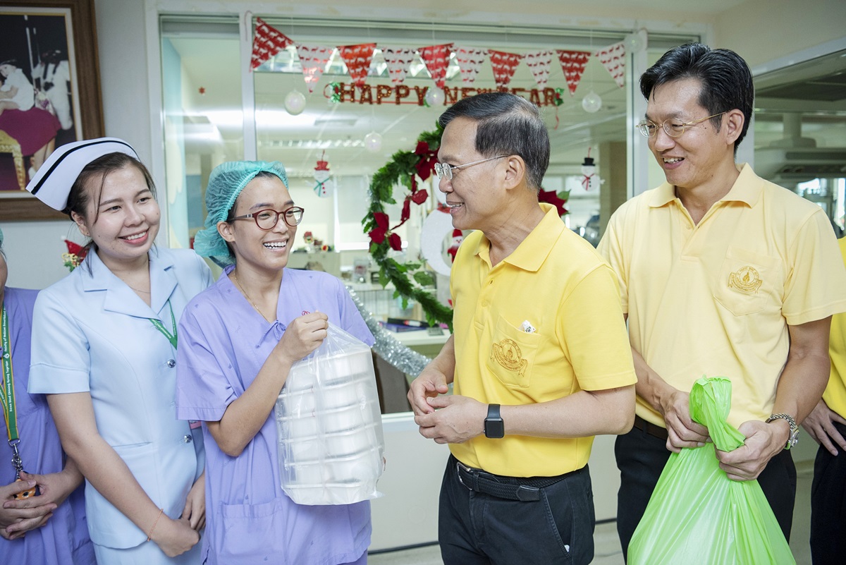 คณะผู้บริหาร ร่วมส่งมอบความสุขและมอบสิ่งของเพื่อเป็นกำลังใจให้แก่บุคลากรที่ปฏิบัติหน้าที่ในช่วงเทศกาลขึ้นปีใหม่