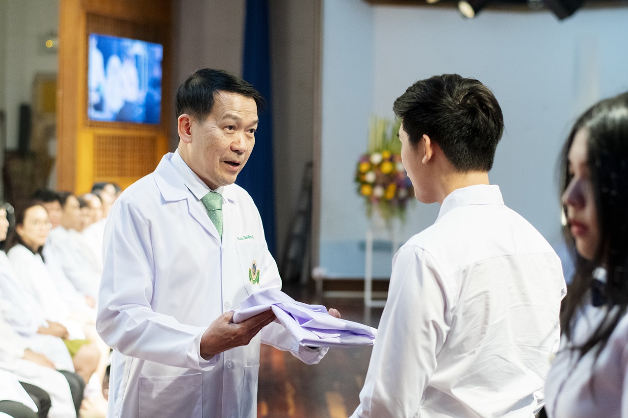 โครงการปฐมนิเทศและพิธีมอบเสื้อกาวน์ รับศิษย์รามาธิบดี รุ่น 52 สู่ชั้นคลินิก