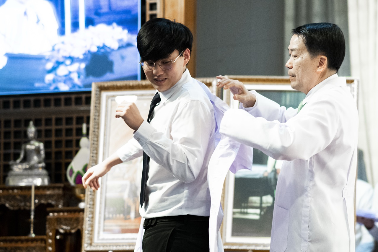 โครงการปฐมนิเทศและพิธีมอบเสื้อกาวน์ รับศิษย์รามาธิบดี รุ่น 52 สู่ชั้นคลินิก