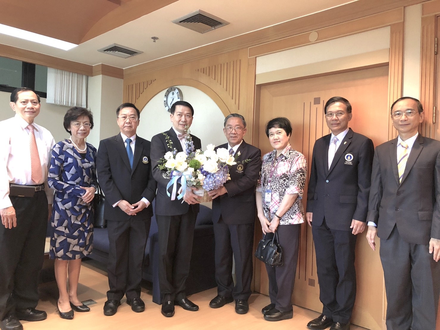 มอบช่อดอกไม้แสดงความยินดีแก่นายกสภามหาวิทยาลัยมหิดล