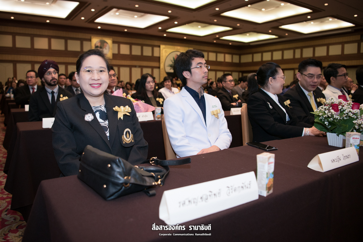 รศ. พญ.ชลทิพย์ วิรัตกพันธ์ เข้ารับโล่ประกาศเกียรติคุณนายกรัฐมนตรี แพทย์ในดวงใจ จังหวัดกรุงเทพมหานคร โครงการ แพทย์ในดวงใจ 77 จังหวัด