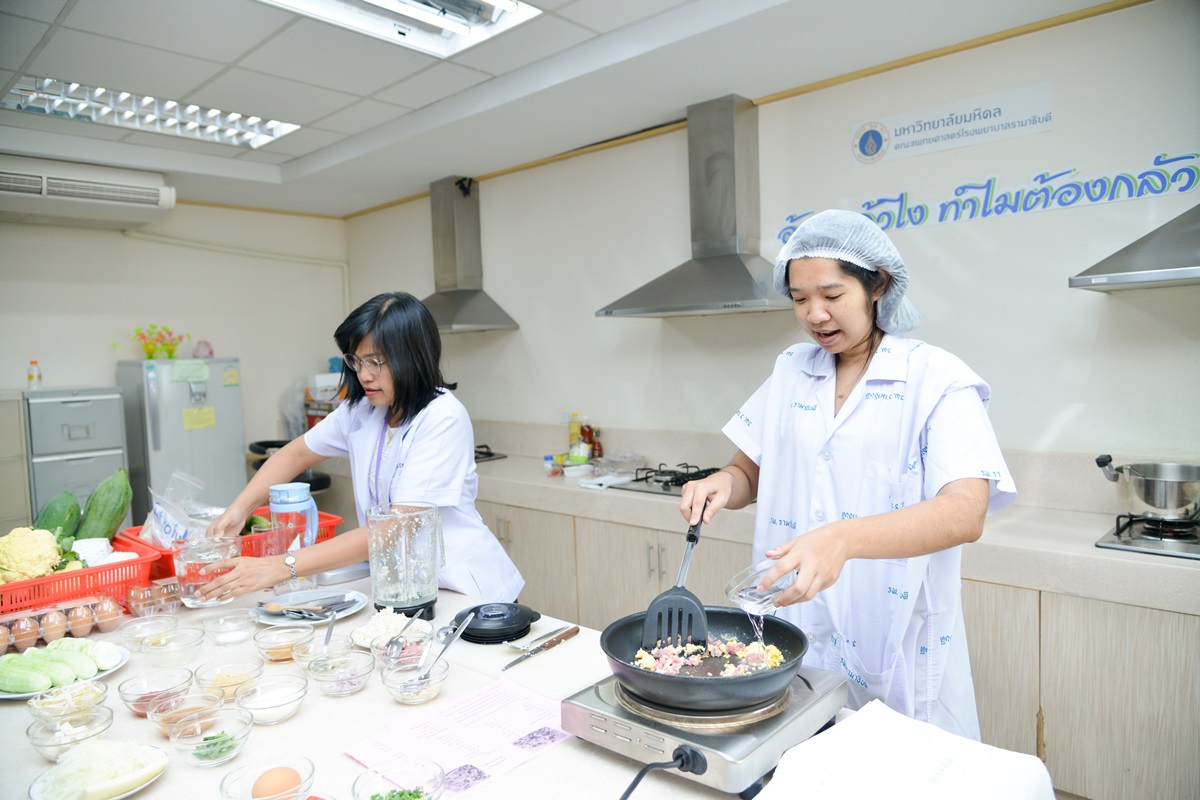 กิจกรรมเดินขบวนบุปผชาติสรงน้ำพระ เนื่องในวันสงกรานต์