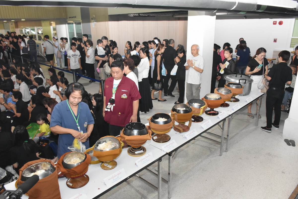 พิธีทำบุญตักบาตร ครบรอบ 48 ปี คณะแพทยศาสตร์โรงพยาบาลรามาธิบดี มหาวิทยาลัยมหิดล