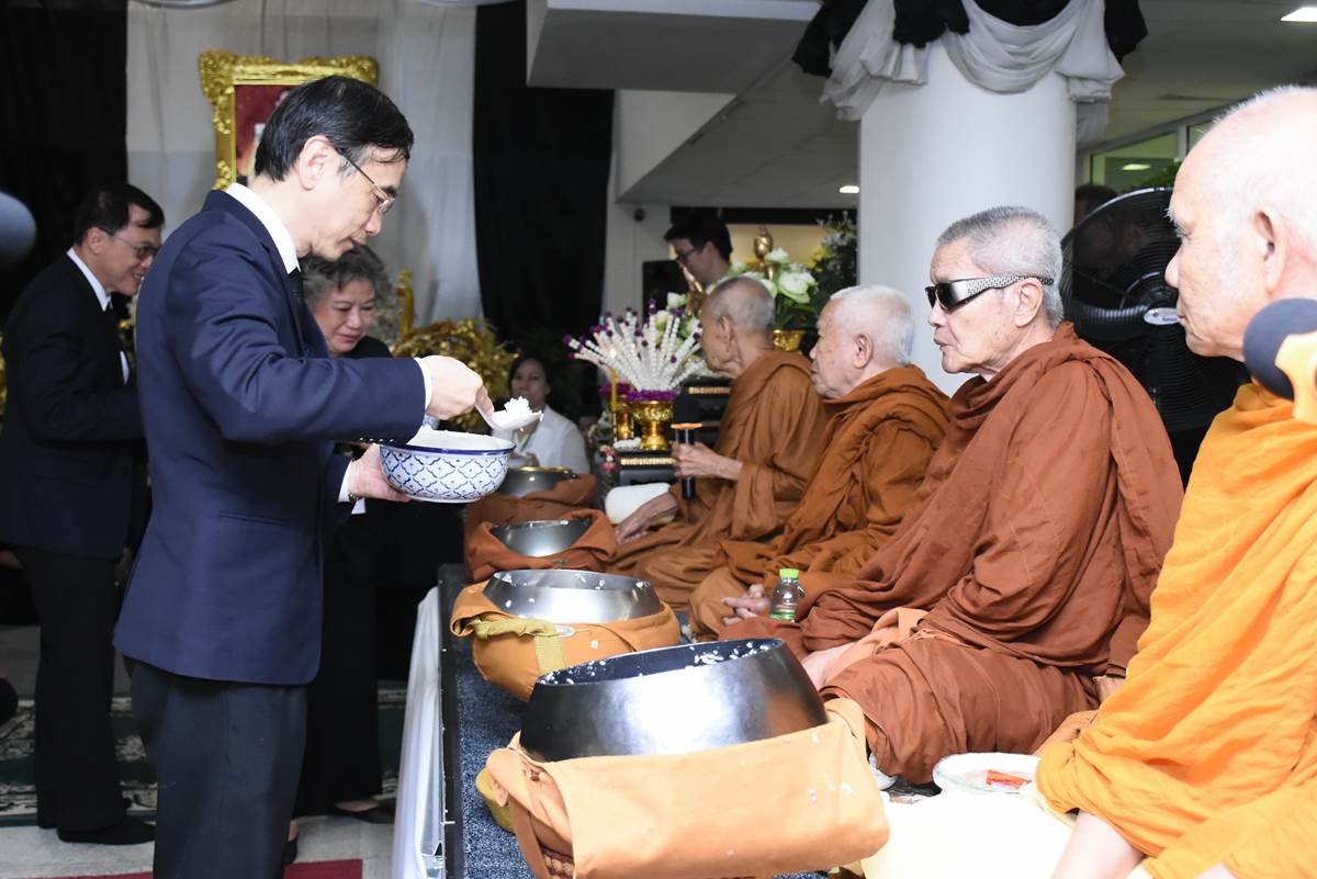 พิธีทำบุญตักบาตร ครบรอบ 48 ปี คณะแพทยศาสตร์โรงพยาบาลรามาธิบดี มหาวิทยาลัยมหิดล 