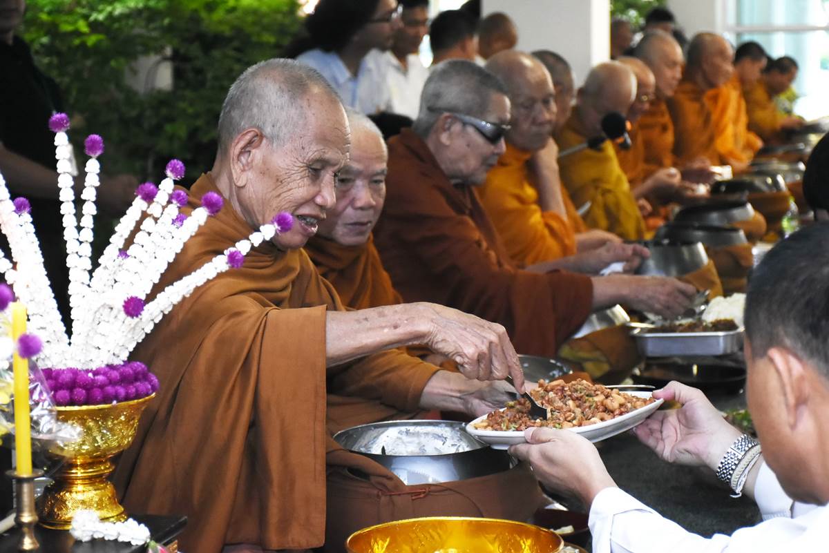 พิธีทำบุญตักบาตร ครบรอบ 48 ปี คณะแพทยศาสตร์โรงพยาบาลรามาธิบดี มหาวิทยาลัยมหิดล