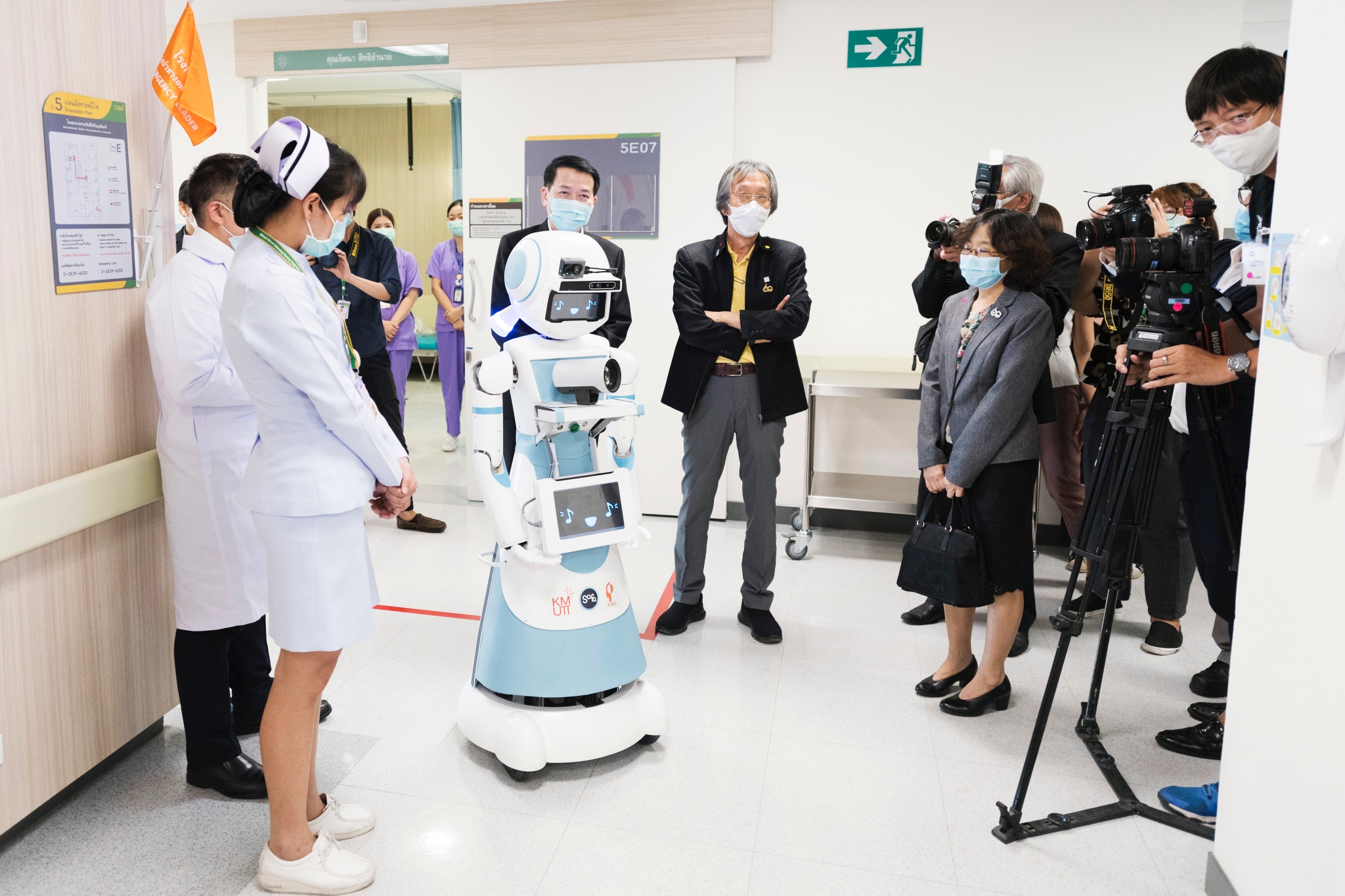 มจธ. ส่งมอบ หุ่นยนต์ “มดบริรักษ์” ชุดแรก ประจำการช่วยสนับสนุนบุคลากรทางการแพทย์ดูแลผู้ป่วย COVID-19