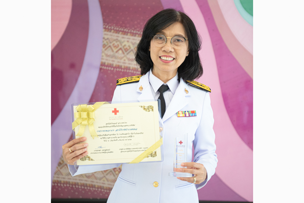 รายการพบหมอรามาฯ สถานีโทรทัศน์รามาฯ แชนแนล เข้ารับประทานรางวัล “สื่อสร้างสรรค์ดีเด่น เสนอข่าวด้านเอดส์ ทั้งการรณรงค์ ป้องกัน การส่งเสริมการอยู่ร่วมกันกับครอบครัว ชุมชน สังคม และให้ข้อมูลข่าวสารด้านเอดส์อย่างต่อเนื่องและถูกต้อง” รายการพบหมอรามาฯ สถานีโทรทัศน์รามาฯ แชนแนล เข้ารับประทานรางวัล “สื่อสร้างสรรค์ดีเด่น เสนอข่าวด้านเอดส์ ทั้งการรณรงค์ ป้องกัน การส่งเสริมการอยู่ร่วมกันกับครอบครัว ชุมชน สังคม และให้ข้อมูลข่าวสารด้านเอดส์อย่างต่อเนื่องและถูกต้อง”