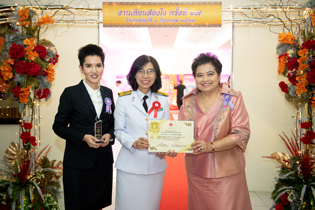 รายการพบหมอรามาฯ สถานีโทรทัศน์รามาฯ แชนแนล เข้ารับประทานรางวัล “สื่อสร้างสรรค์ดีเด่น เสนอข่าวด้านเอดส์ ทั้งการรณรงค์ ป้องกัน การส่งเสริมการอยู่ร่วมกันกับครอบครัว ชุมชน สังคม และให้ข้อมูลข่าวสารด้านเอดส์อย่างต่อเนื่องและถูกต้อง” รายการพบหมอรามาฯ สถานีโทรทัศน์รามาฯ แชนแนล เข้ารับประทานรางวัล “สื่อสร้างสรรค์ดีเด่น เสนอข่าวด้านเอดส์ ทั้งการรณรงค์ ป้องกัน การส่งเสริมการอยู่ร่วมกันกับครอบครัว ชุมชน สังคม และให้ข้อมูลข่าวสารด้านเอดส์อย่างต่อเนื่องและถูกต้อง”