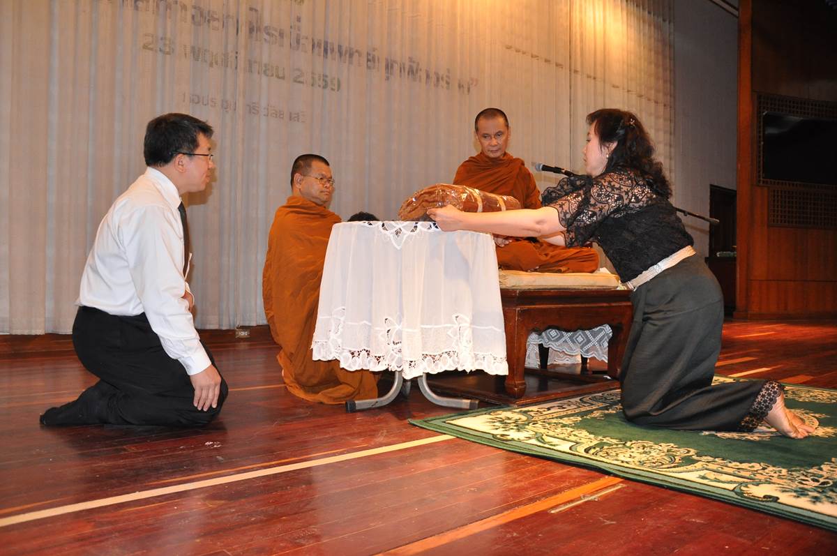 ธรรมบรรยายและทอดผ้าป่า