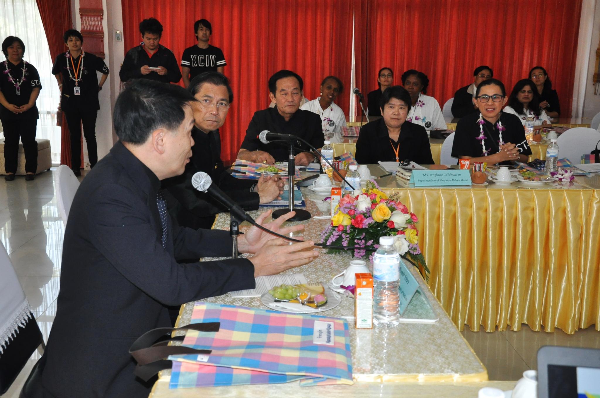 ผู้เข้าร่วมประชุมวิชาการนานาชาติรางวัลสมเด็จเจ้าฟ้ามหิดลเข้าเยี่ยมชมศูนย์เด็กอ่อนพญาไท และหมู่บ้านแห่งชีวิตสมบูรณ์