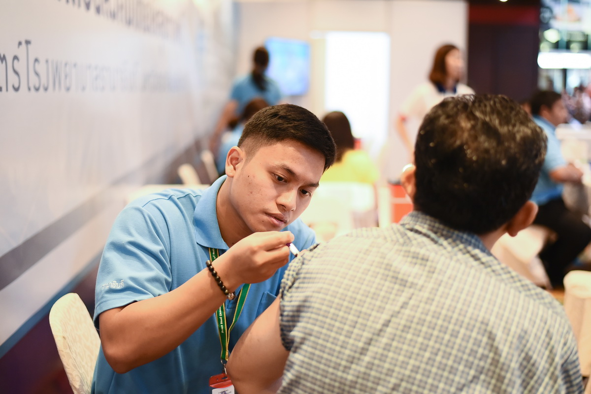 รับมอบเงินรายได้จากกิจกรรมตาดีมีโชค ในงาน Healthcare 2018 รับมอบเงินรายได้จากกิจกรรมตาดีมีโชค ในงาน Healthcare 2018