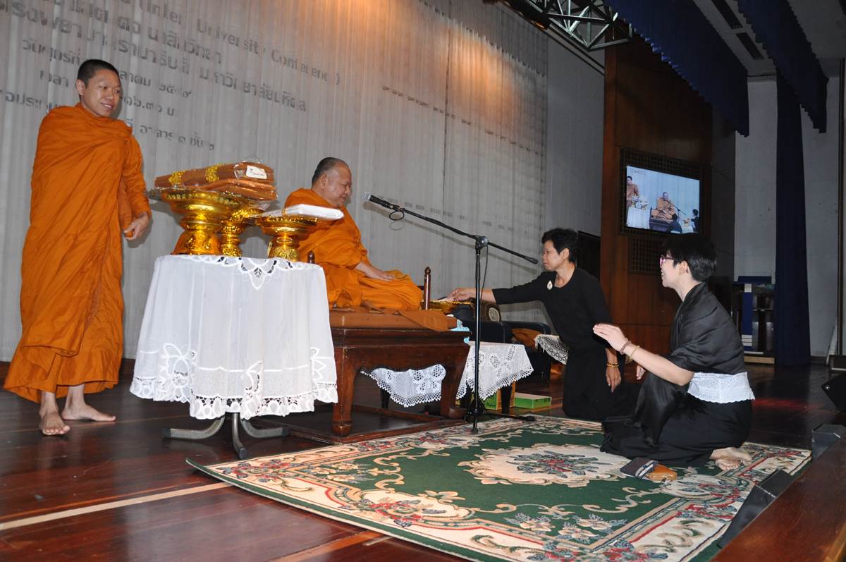 ธรรมบรรยายและทอดผ้าป่า