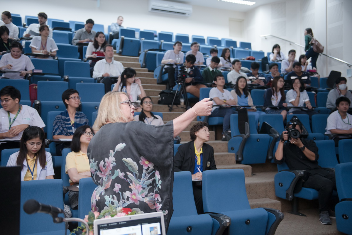 กิจกรรมหลักสูตร The Faculty Hours “Ramathibodi International Club: Out of the comfort