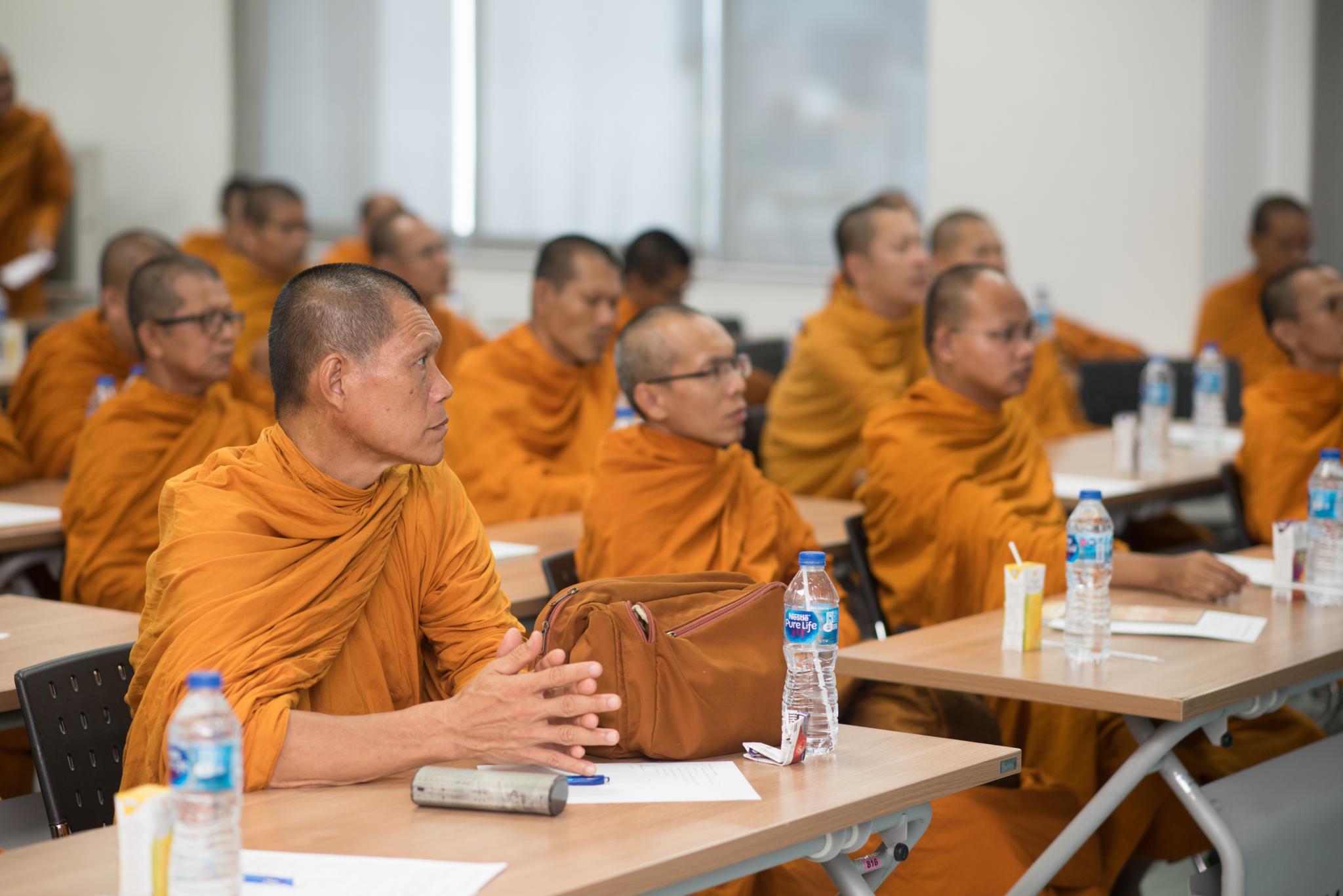 บรรยายพิเศษและฉีดวัคซีนป้องกันไข้หวัดใหญ่ถวายแก่คณะสงฆ์