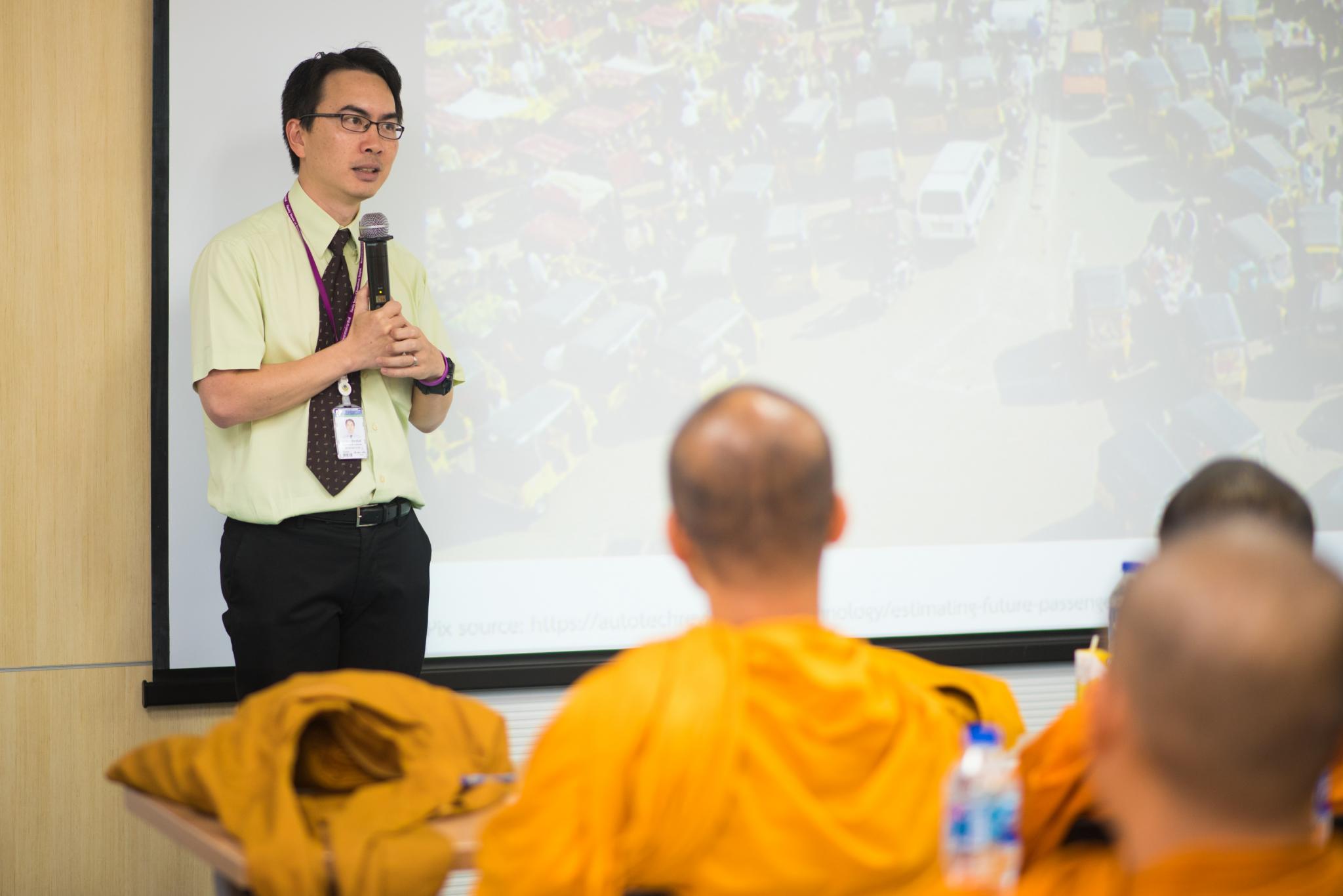 บรรยายพิเศษและฉีดวัคซีนป้องกันไข้หวัดใหญ่ถวายแก่คณะสงฆ์