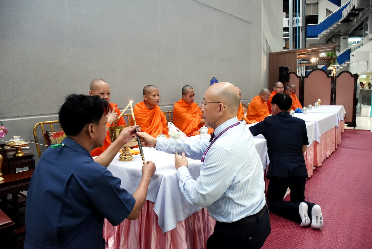 ทำบุญเลี้ยงพระที่หน่วยตรวจผู้ป่วยเด็กเเละวัยรุ่นเเละหน่วยตรวจผู้ป่วยสูตินารีเวช