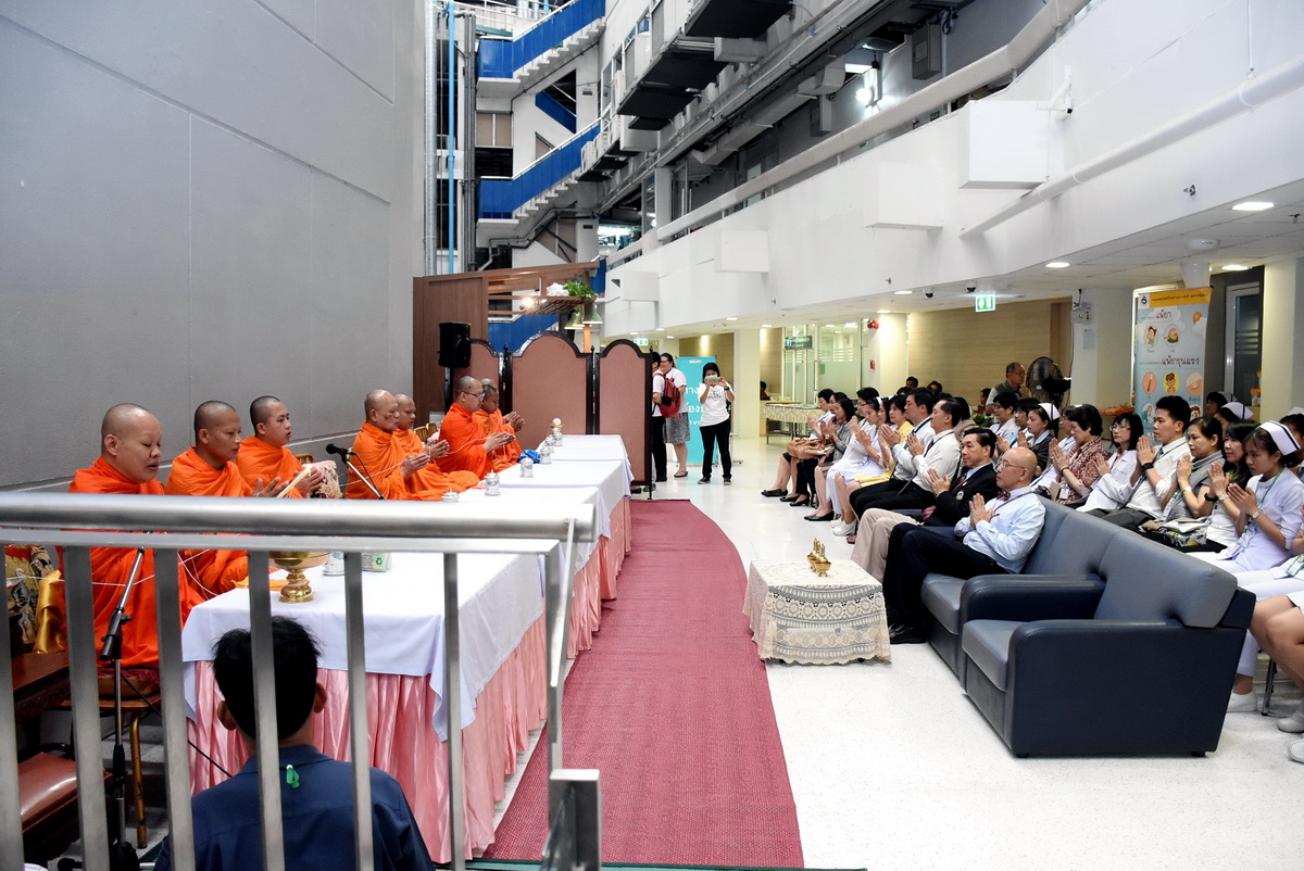 ทำบุญเลี้ยงพระที่หน่วยตรวจผู้ป่วยเด็กเเละวัยรุ่นเเละหน่วยตรวจผู้ป่วยสูตินารีเวช