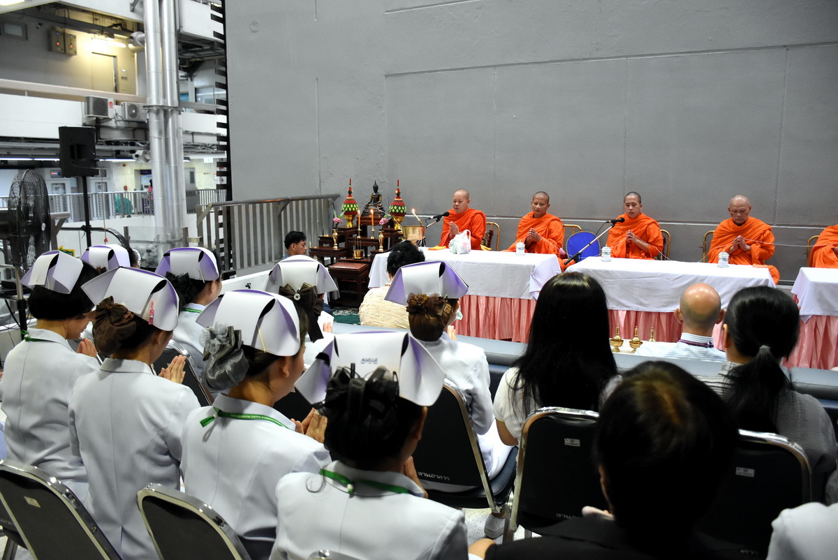 ทำบุญเลี้ยงพระที่หน่วยตรวจผู้ป่วยเด็กเเละวัยรุ่นเเละหน่วยตรวจผู้ป่วยสูตินารีเวช