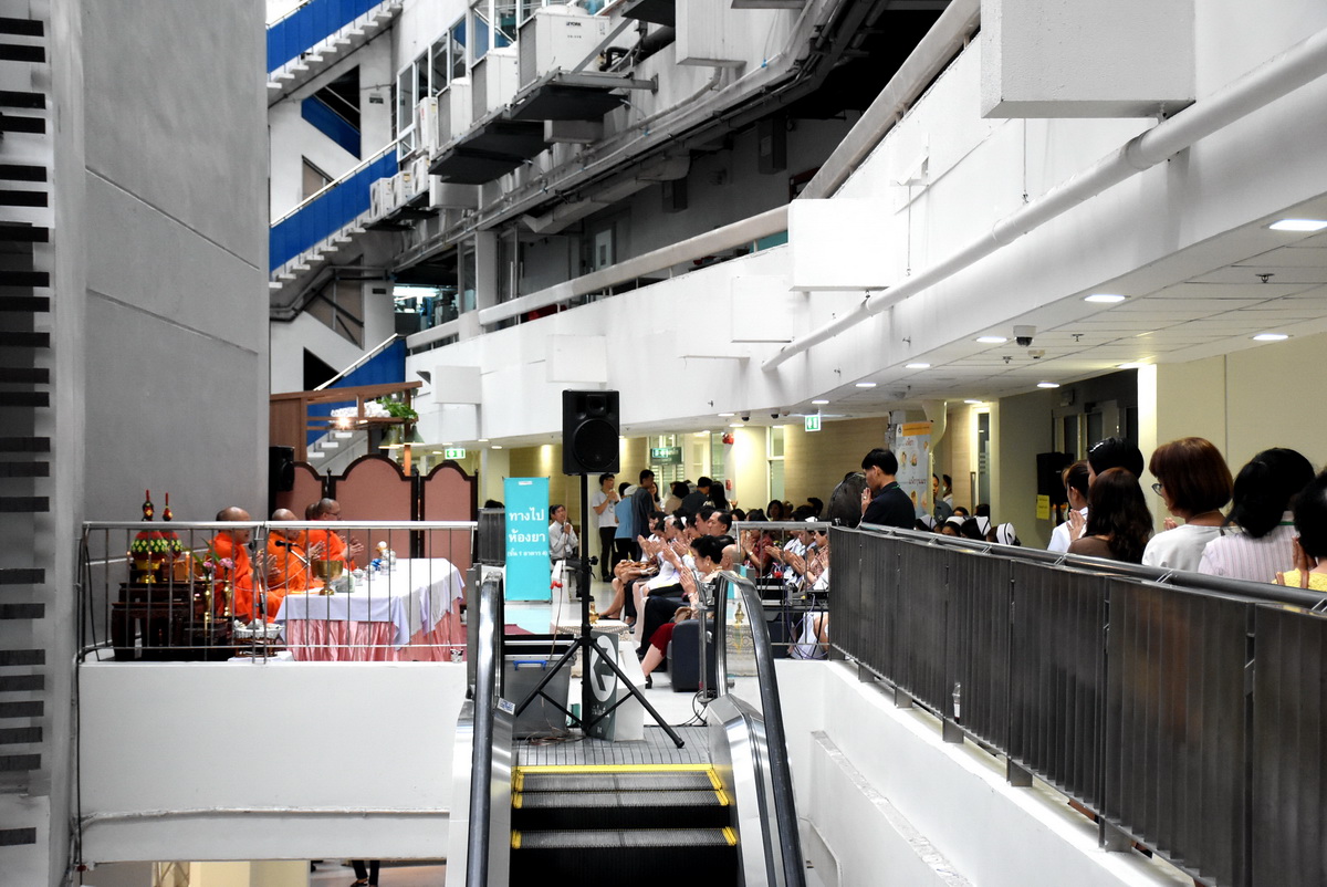 ทำบุญเลี้ยงพระที่หน่วยตรวจผู้ป่วยเด็กเเละวัยรุ่นเเละหน่วยตรวจผู้ป่วยสูตินารีเวช