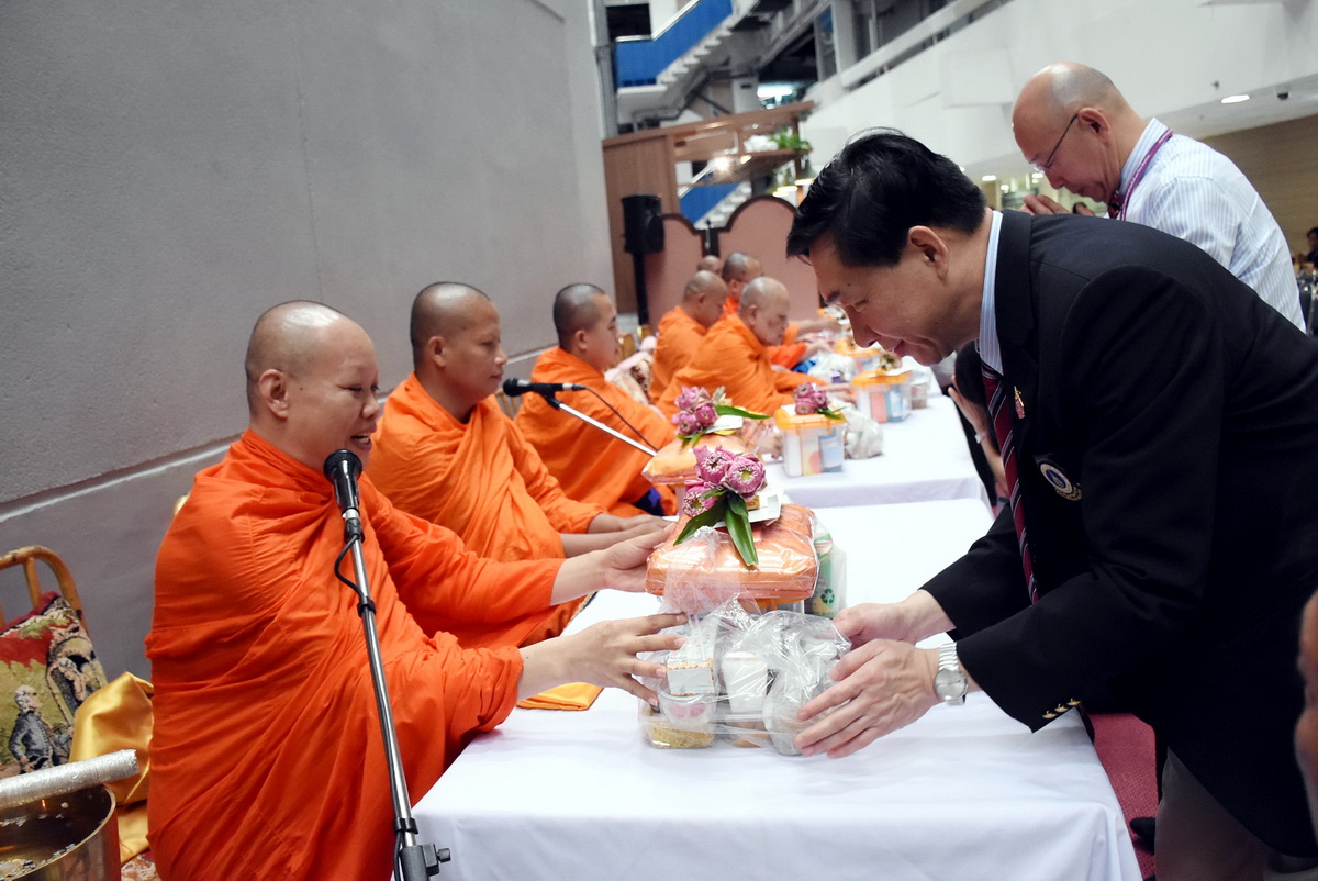 ทำบุญเลี้ยงพระที่หน่วยตรวจผู้ป่วยเด็กเเละวัยรุ่นเเละหน่วยตรวจผู้ป่วยสูตินารีเวช