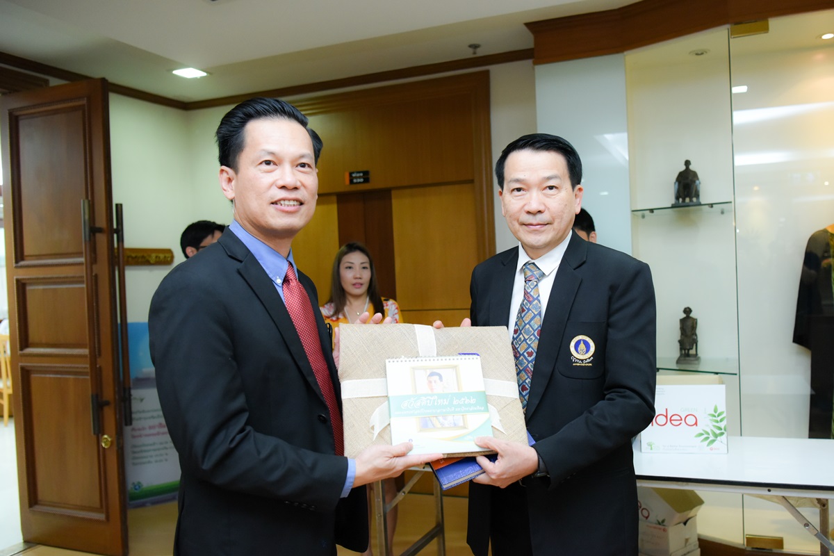 มอบของที่ระลึกและปฏิทินคณะฯ ให้แก่คณะกรรมการประจำมหาวิทยาลัยมหิดล เนื่องในโอกาสขึ้นปีใหม่