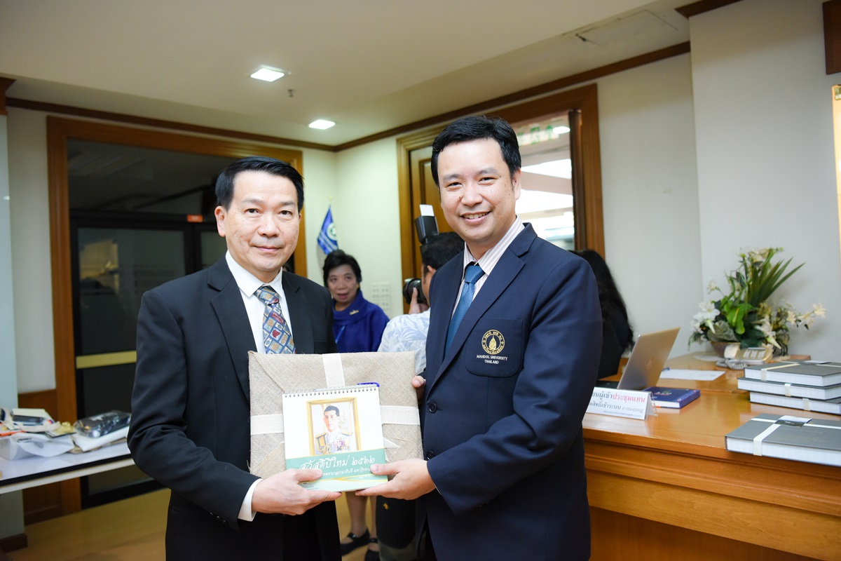 มอบของที่ระลึกและปฏิทินคณะฯ ให้แก่คณะกรรมการประจำมหาวิทยาลัยมหิดล เนื่องในโอกาสขึ้นปีใหม่