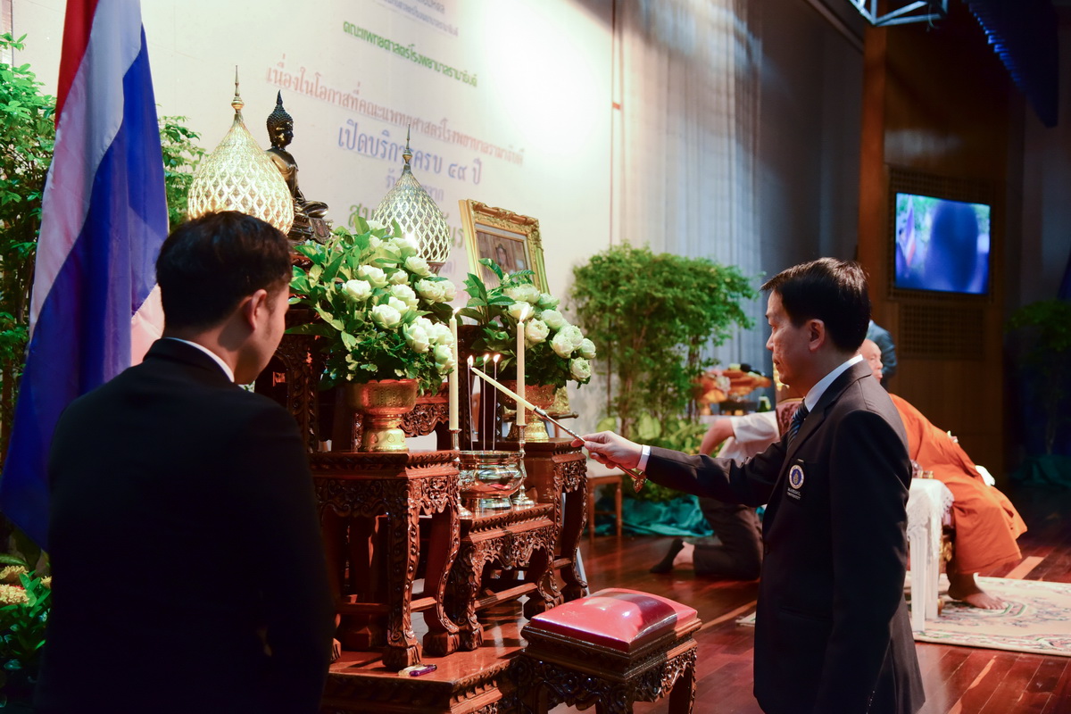 สมเด็จพระวันรัต (จุนท์ พรหมคุตโต) เจ้าอาวาสวัดบวรนิเวศราชวรวิหาร ประทานพระโอวาท