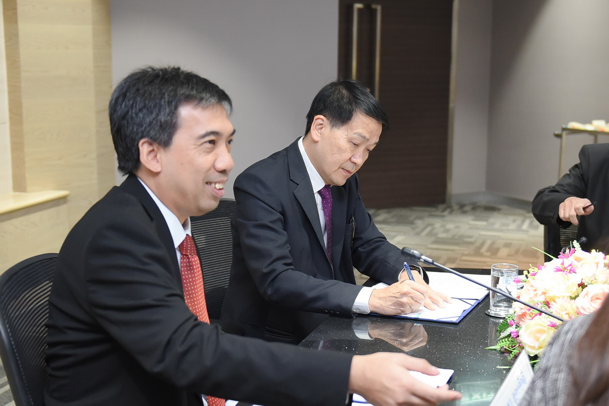 พิธีลงนามบันทึกข้อตกลงความร่วมมือ (MOU) ระหว่าง คณะแพทยศาสตร์โรงพยาบาลรามาธิบดี มหาวิทยาลัยมหิดล กับ บริษัท เอสซีจี เคมิคอลส์ จำกัด พิธีลงนามบันทึกข้อตกลงความร่วมมือ (MOU) ระหว่าง คณะแพทยศาสตร์โรงพยาบาลรามาธิบดี มหาวิทยาลัยมหิดล กับ บริษัท เอสซีจี เคมิคอลส์ จำกัด