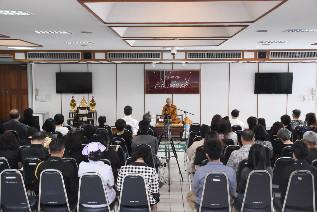ธรรมบรรยายและทอดผ้าป่าเพื่อสมทบทุนสร้างถนนเข้าวัด