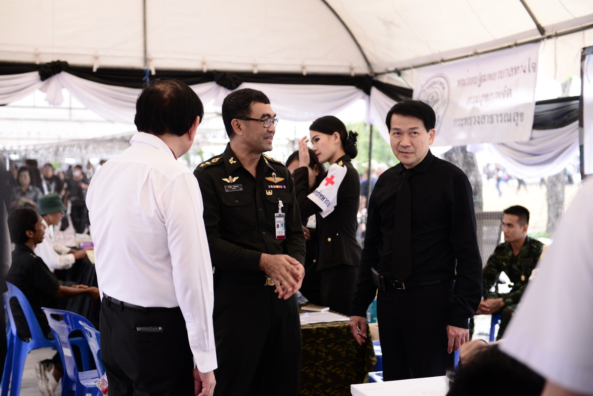 เยี่ยมทีมแพทย์อาสาและหน่วยบริการร่วมการแพทย์ที่สนามหลวง