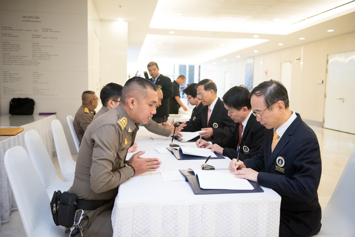 คณะผู้บริหารคณะฯ ทูลเกล้าถวายแจกันดอกไม้และถวายลงนามถวายพระพรพระเจ้าวรวงศ์เธอพระองค์เจ้าโสมสวลี พระวรราชาทินัดดามาตุ คณะผู้บริหารคณะฯ ทูลเกล้าถวายแจกันดอกไม้และถวายลงนามถวายพระพรพระเจ้าวรวงศ์เธอพระองค์เจ้าโสมสวลี พระวรราชาทินัดดามาตุ