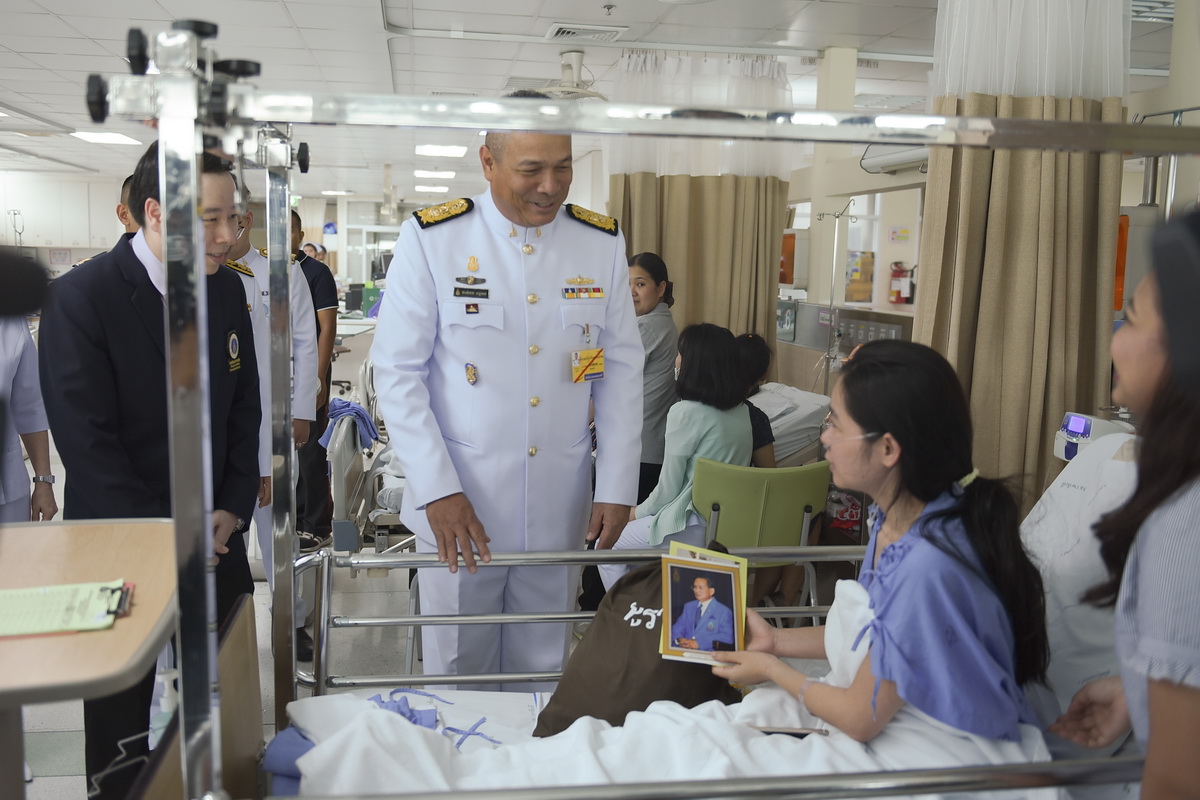 องคมนตรีเข้าเยี่ยมผู้ป่วยกรณีเหตุเพลิงไหม้อพาร์ทเม้นท์ย่านราชเทวี