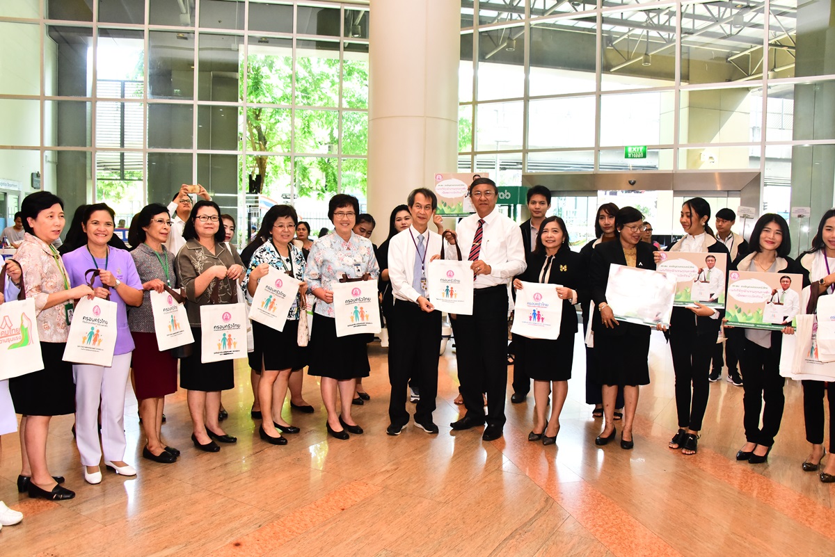 ร่วมมอบถุงผ้าแก่ผู้มาใช้บริการภายในอาคารสมเด็จพระเทพรัตน์