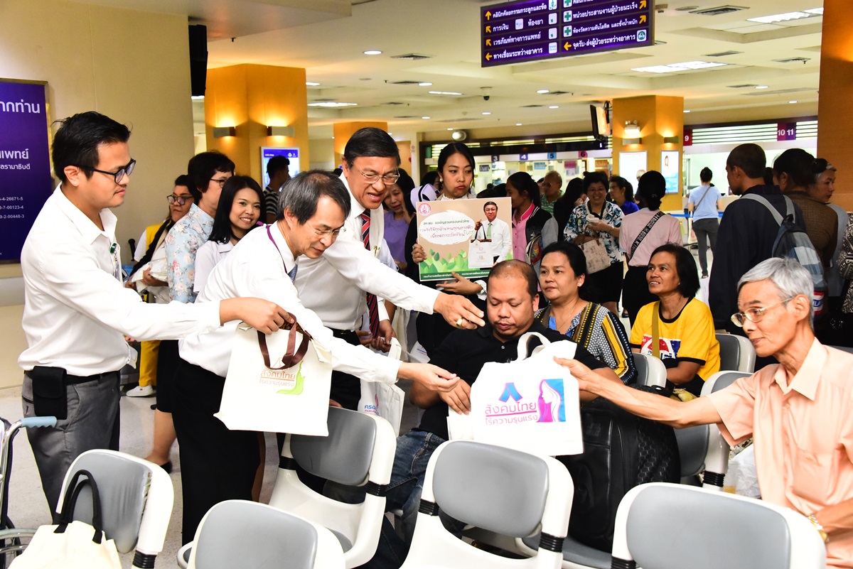 ร่วมมอบถุงผ้าแก่ผู้มาใช้บริการภายในอาคารสมเด็จพระเทพรัตน์ 