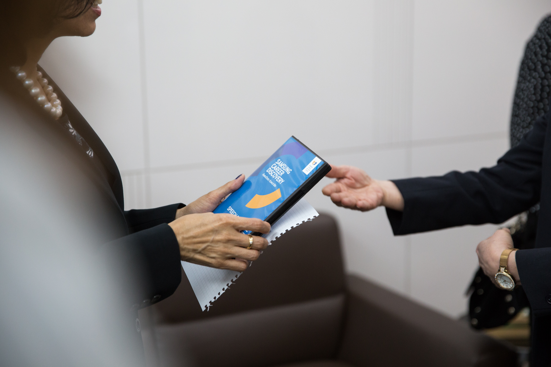 บริษัท SIAMENTIS และ Samsung Career Discovery มอบสื่อประชาสัมพันธ์วิชาชีพการแก้ไขความผิดปกติของการสื่อความหมาย