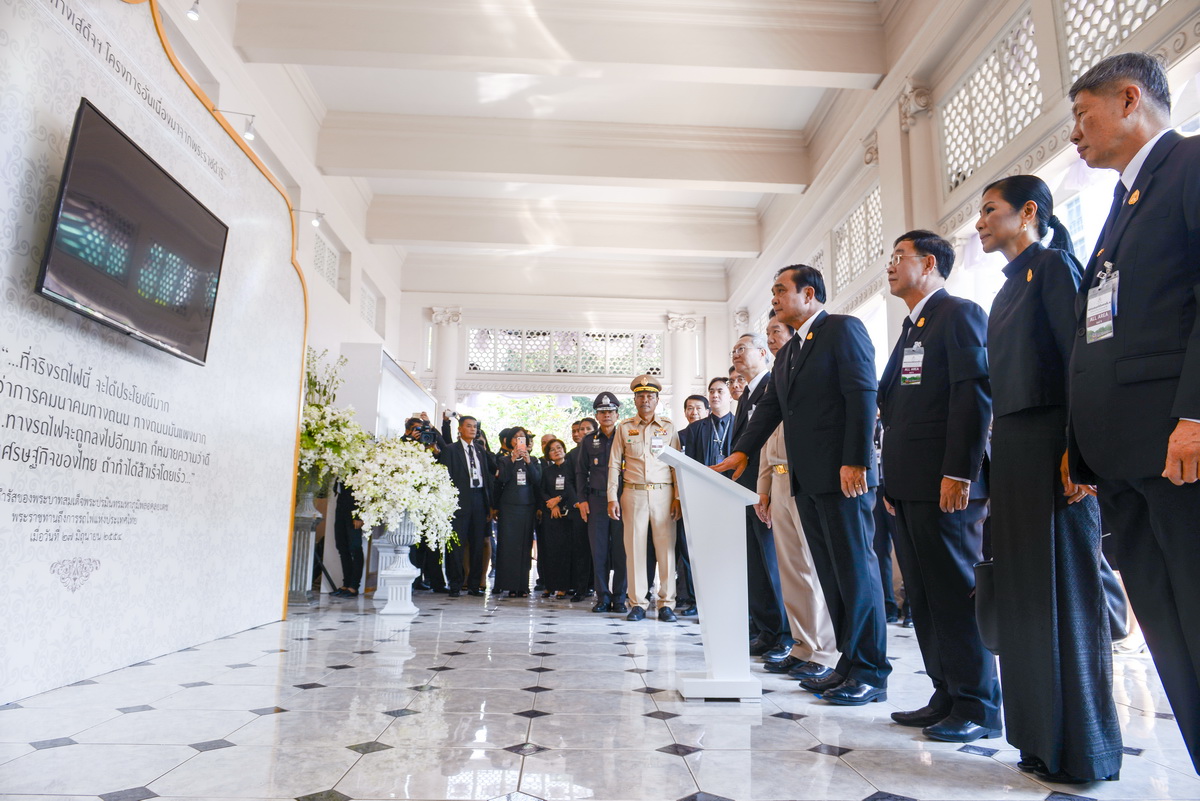 คณะผู้บริหารฯ ให้การต้อนรับนายกรัฐมนตรีในโอกาสทำพิธีเปิดนิทรรศการพระบาทสมเด็จพระปรมินทรมหาภูมิพลอดุลยเดช รัชกาลที่9