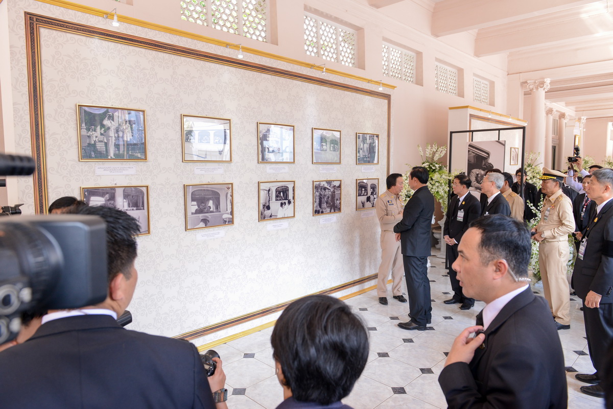 คณะผู้บริหารฯ ให้การต้อนรับนายกรัฐมนตรีในโอกาสทำพิธีเปิดนิทรรศการพระบาทสมเด็จพระปรมินทรมหาภูมิพลอดุลยเดช รัชกาลที่9