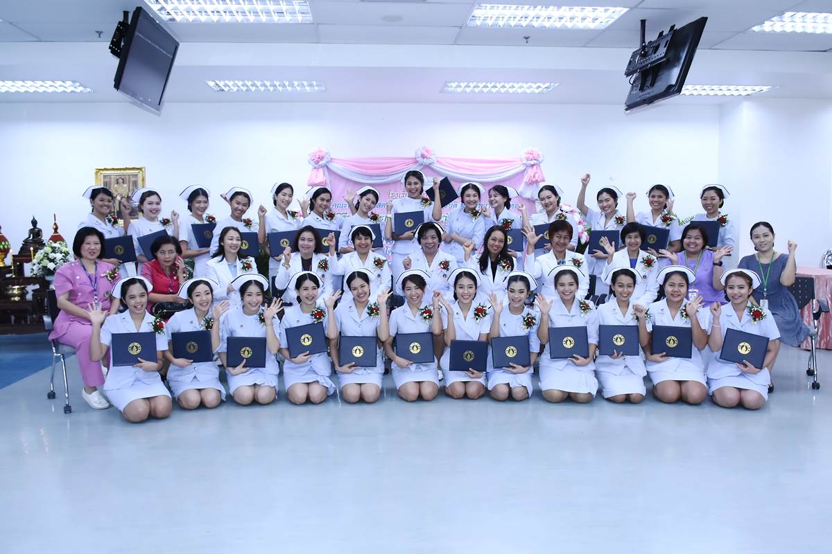 พิธีมอบประกาศนียบัตรแก่ผู้สำเร็จการอบรมหลักสูตรพยาบาลเฉพาะทาง ประจำปีการศึกษา 2560